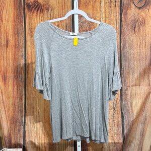 🚨(4/$10) Egy Bell Sleeve Blouse Size L